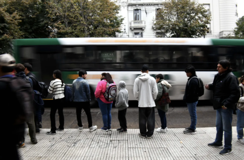 El colectivo vuelve a subir en La Plata: sexto aumento del año y más de 1.700% acumulado desde que Milei asumió