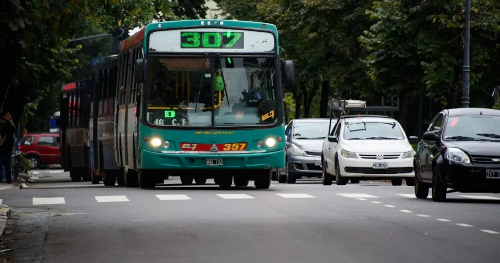 Del boleto de papel a la SUBE: cómo cambió viajar en micro en La Plata