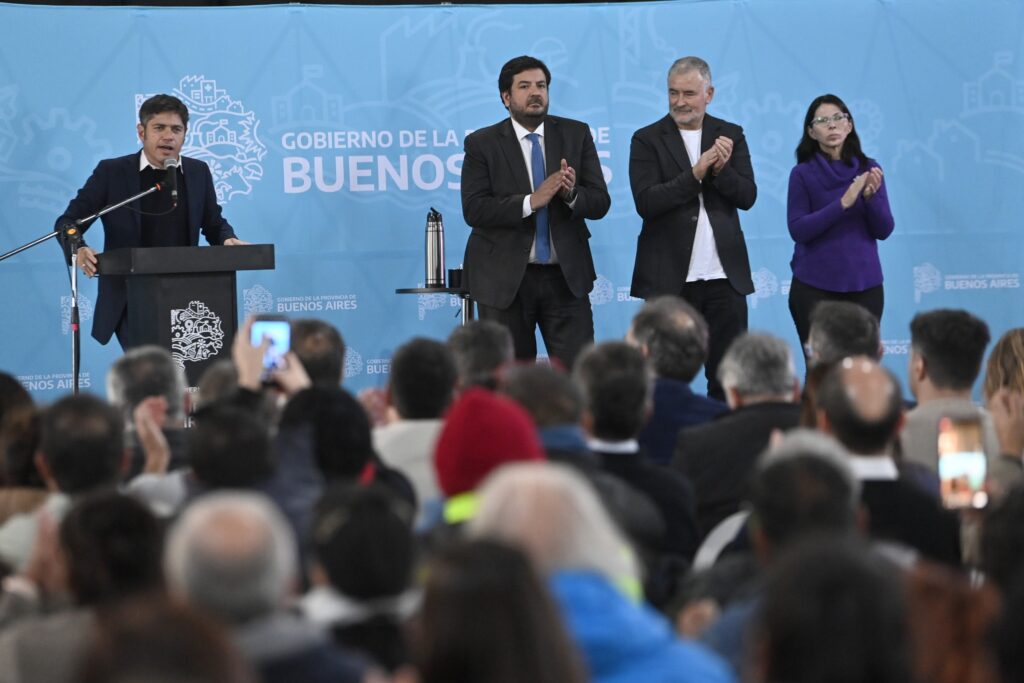 Entre entregas de viviendas y escrituras, Kicillof volvió a diferenciarse del modelo de Milei