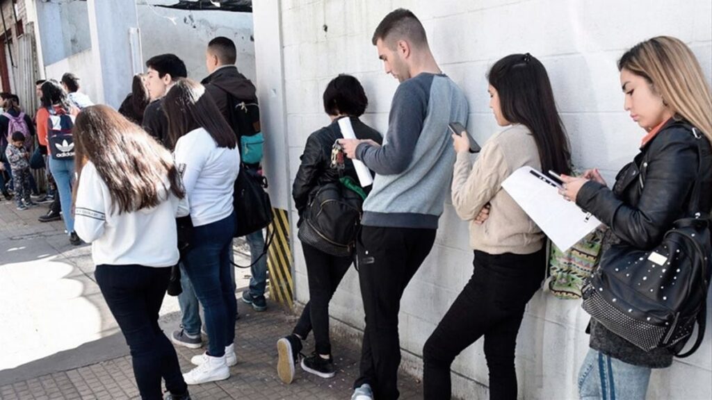 Aunque baja la inflación, crece el temor por el trabajo y aumenta la incertidumbre económica