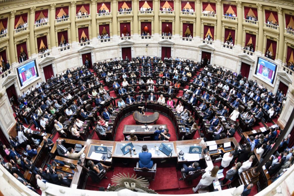 Una diputada apurada y 129 ayudas: así se votó la Ley de Inocencia Fiscal que salva a Adorni