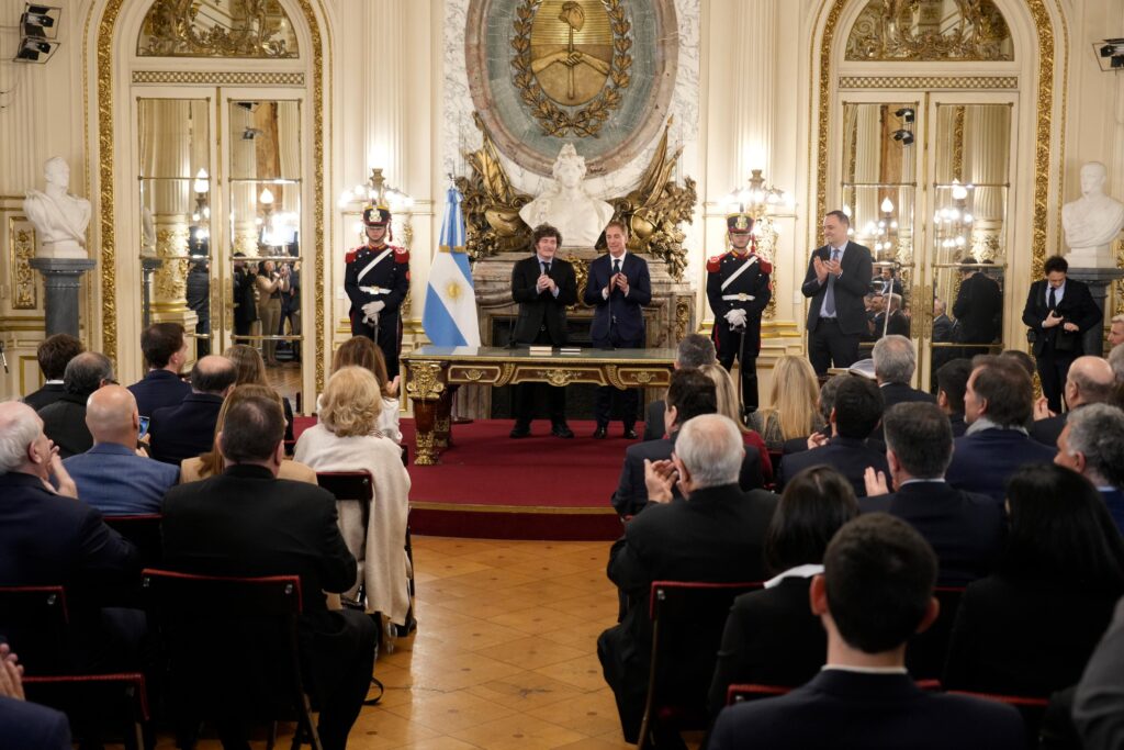 Con un abrazo de Milei y Adorni y fuerte presencia bonaerense, Santilli asumió la Jefatura de Gabinete